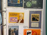 une personne tenant un classeur sur lequel sont apposés des timbres