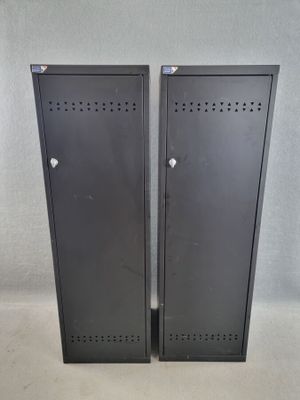 paire de casiers en acier noir avec des trous sur les portes