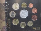 a picture of a picture of a coin set in a box
