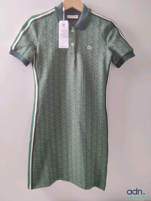 un polo vert avec une bande blanche et verte sur la poitrine
