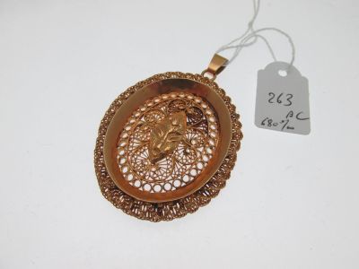 gros plan sur un collier en or portant une étiquette