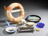 un gilet de sauvetage, un bol, une assiette et d'autres objets posés sur une table