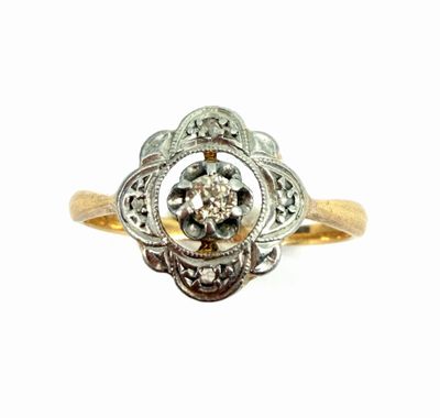 Bague à chaton ajouré retenant un brillant, monture en or ja…