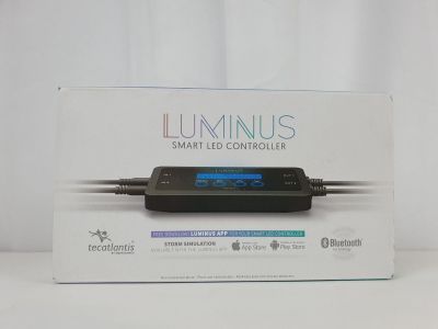 La boîte est ouverte sur la table et contient l'appareil électronique.