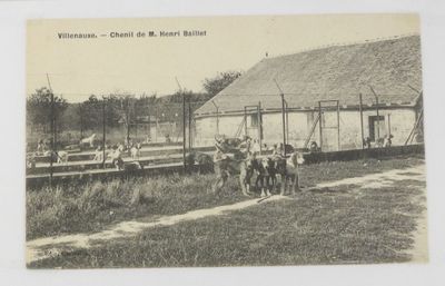 une photo en noir et blanc représentant un groupe de personnes à cheval