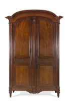 ARMOIRE EN ACAJOU MASSIF MOULURÉ ET SCULPTÉ