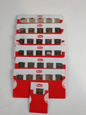quatre paquets de cigarettes rouges et blancs posés sur une surface blanche