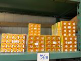 de nombreuses boîtes de nourriture sur une étagère dans un magasin