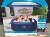 un jacuzzi gonflable posé sur une palette, avec des gens à l'intérieur