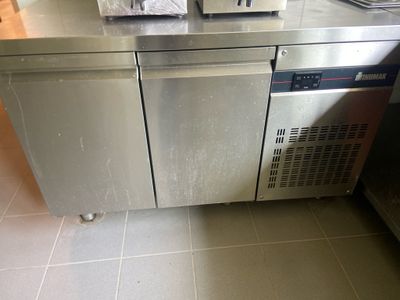 un plan de travail en acier inoxydable sur lequel sont posés deux grille-pain