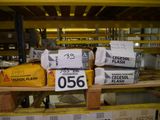 plusieurs boîtes sur une palette dans un entrepôt