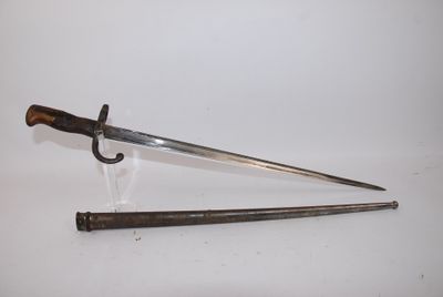 un couteau posé à côté d'un autre couteau sur une table