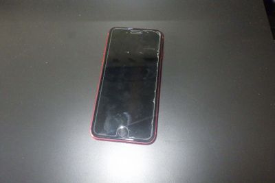 un téléphone portable posé sur une table