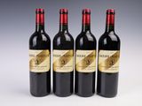 trois bouteilles de vin sont alignées sur une surface blanche