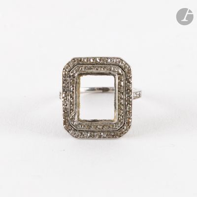 un gros plan d'une bague sertie d'un diamant de forme carrée