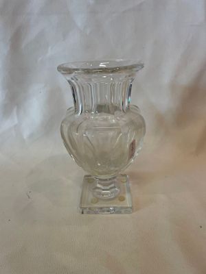 un vase en verre posé sur une table