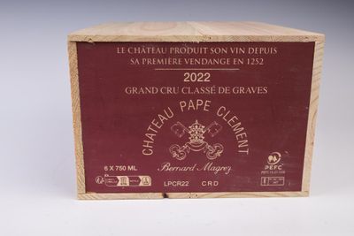 une boîte de vin posée sur une table