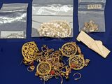 beaucoup de bijoux en or posés sur une table bleue