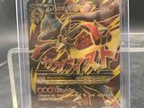 gros plan d'une boîte de cartes pokemon sur une table