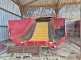 un camion rouge avec une rampe jaune à l'arrière