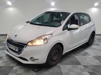 la petite voiture blanche est garée dans le garage sur un sol en damier