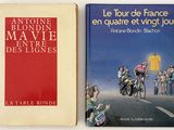 deux livres posés sur une surface blanche : l'un représente un vélo et l'autre un homme à vélo
