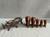 une petite statue représentant un rhinocéros et un groupe d'éléphants