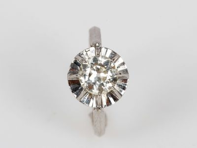 Solitaire en or gris orné d'un diamant d'environ 1 carat. Poids brut :