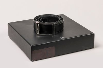 DUNHILL - Ceinture en cuir noir, boucle en métal chromé.