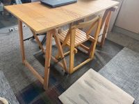 2 tréteaux + 1 fauteuil de secrétaire en tissus gris + 1 cai…