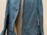 une photo d'une veste bleue sur un mannequin