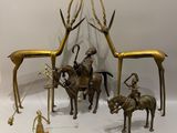 une statue représentant un homme à cheval, à côté d'un groupe d'animaux