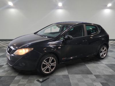la voiture noire est garée dans le garage sur un sol en damier