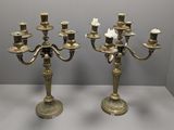 une paire de chandeliers anciens en laiton, ornés de fleurs blanches et de bougies