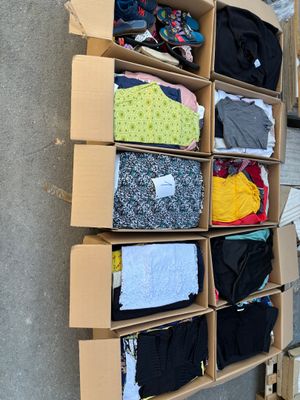 Lot de 10 cartons de vêtements et chaussures assortis – poid…