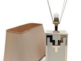 une lampe qui se trouve à côté d'une boîte sur laquelle est posée une lampe
