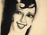 une vieille photo en noir et blanc d'une femme souriante