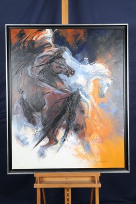 tableau représentant un cheval sur un chevalet, devant un fond bleu