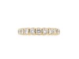 une bague en or jaune sertie de cinq diamants sur le côté
