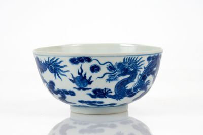 un bol bleu et blanc orné d'un dragon