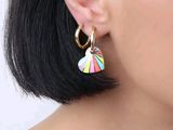 un gros plan sur une femme portant une paire de boucles d'oreilles