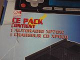 un boîtier sur lequel se trouvent une télécommande et un chargeur