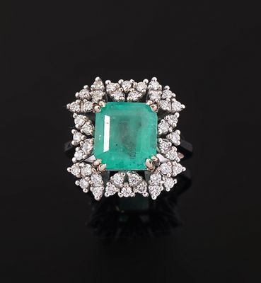 une bague en émeraude et diamant