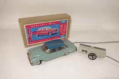 une petite voiture et un petit camion posés sur une table