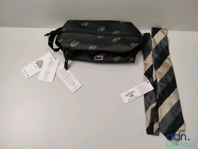 une photo montrant une cravate et un sac posés sur une table