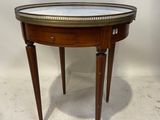une image d'une petite table avec un plateau en marbre