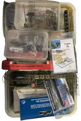 de nombreux types différents de petits trains dans un bac en plastique