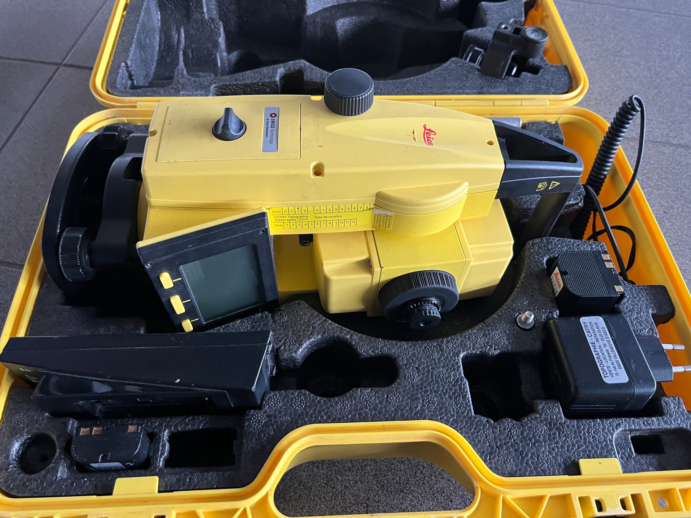 un laser rotatif LEICA type Builder 509 dans sa mallette d'o…