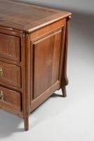 Commode « Mazzarine » en noyer mouluré à façade arbalète ouv… (photo 2)