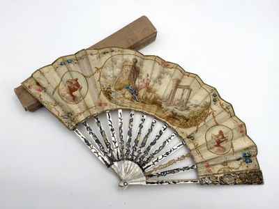 EVENTAIL peint d'une gouache sur papier, à décor d'une scène…